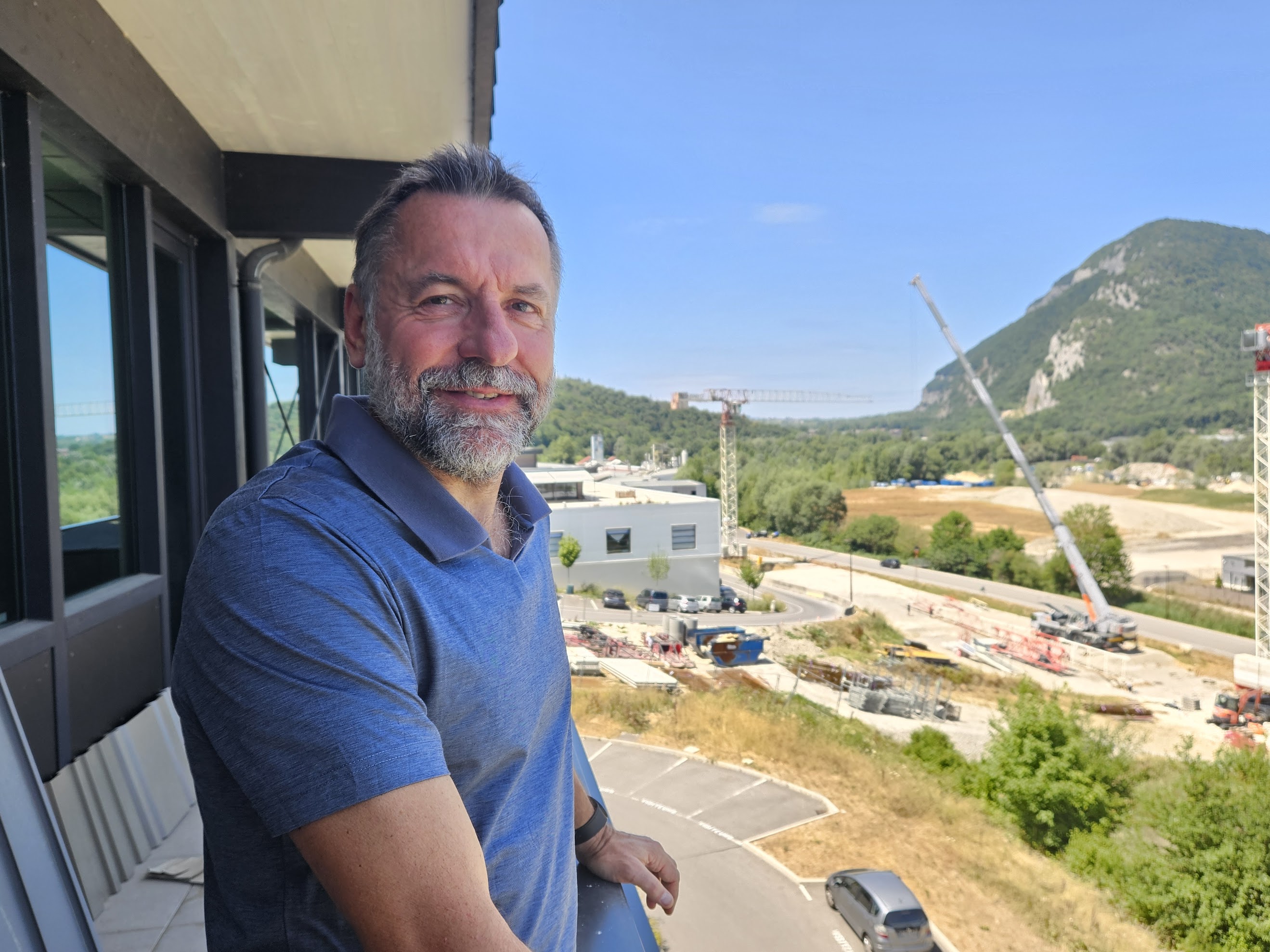 Jean-Nicolas Desbrus sur le terrasse de son agence